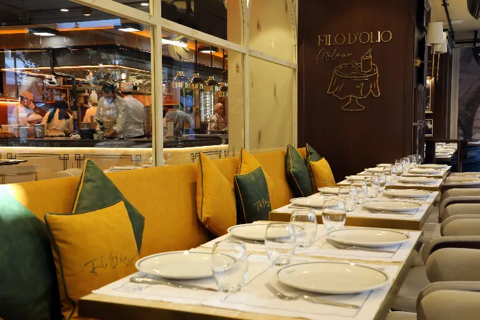 Adana'da bulunan otantik bir sauna hamam içerisindeki mermer göbek taşı ve loş aydınlatma