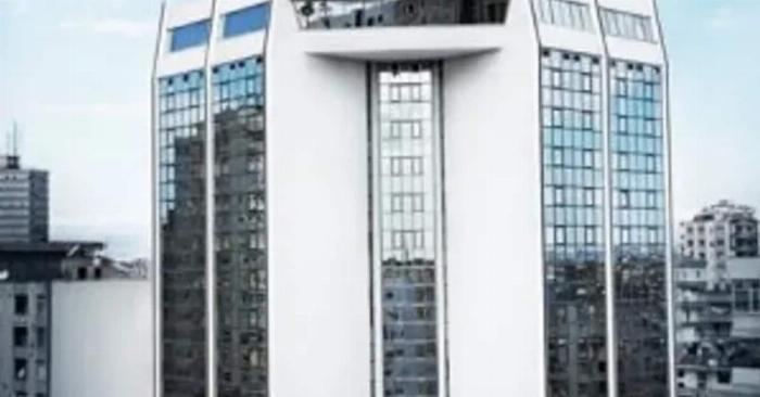 Adana Şirin Sauna'nın telefon numarası ve iletişim bilgilerinin yer aldığı modern ve şık bir resepsiyon alanı