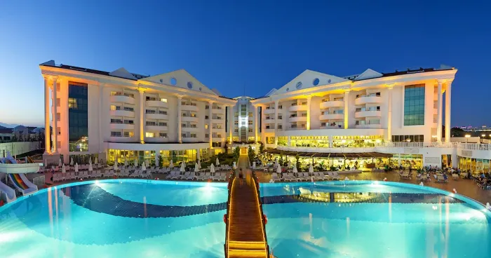 Alexandra Beach Spa Resort'un deniz manzaralı şık restoranında romantik bir akşam yemeği servisi