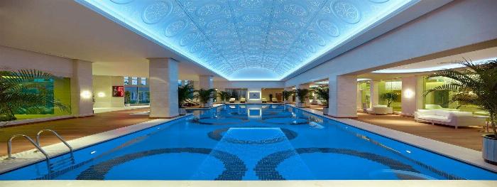 Anka Havuz Sauna Spa tarafından tasarlanan lüks ve modern bir villa yüzme havuzu ve peyzajı