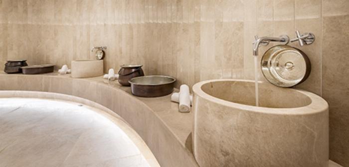 Ankara sauna salonları içinde yer alan modern ve minimalist ahşap bir sauna odasının iç görünümü