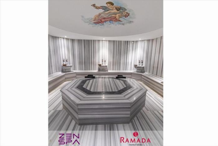 Antalya'da geleneksel bir Türk hamamında köpük masajı yaptıran bir kişi ve uygun hamam masaj fiyatları