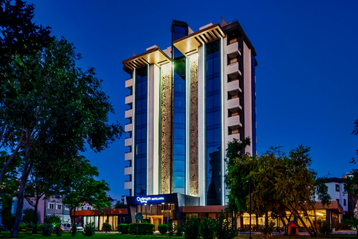 Antalya'daki lüks bir otelin spa merkezinde bulunan modern ve şık sauna odasının iç mekanı.