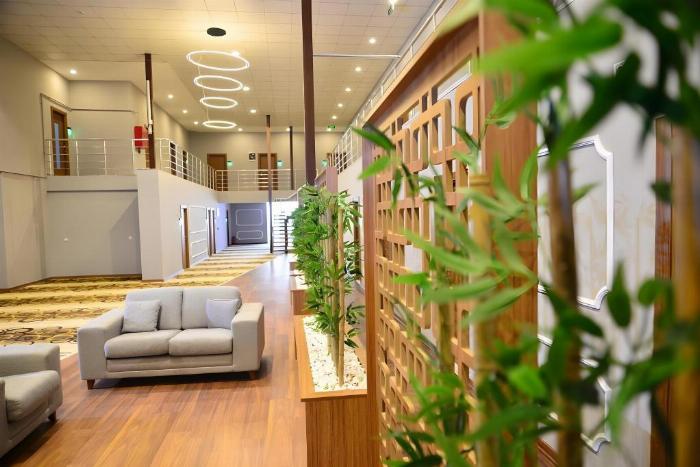 Antalya'daki bir masaj ve sauna merkezinin ahşap detaylı, loş ışıklı ve huzurlu spa ortamı