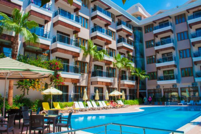 Aquarius Sauna'da seans aralarında dinlenmek için tasarlanmış modern ve konforlu şezlongların bulunduğu sakin dinlenme alanı.