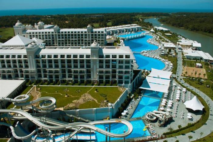 Ziyaretçilerin sosyalleşebileceği, modern tasarımlı bar ve lobi alanını gösteren Aquarius Sauna fotoğrafı.