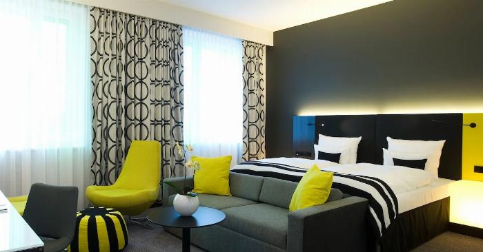 Artemis Berlin'deki geniş ve modern sauna ile kapalı yüzme havuzu alanı