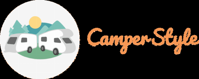 Badewelt Sinsheim Palmiye Cenneti'nin turkuaz renkli büyük havuzu ve gerçek palmiye ağaçları.