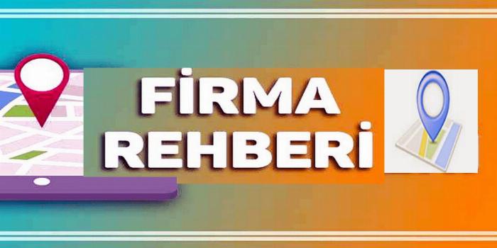 Karlı bir kış gününde bir evin bahçesine kurulmuş, dumanı tüten rustik ahşap bir hazır varil sauna.