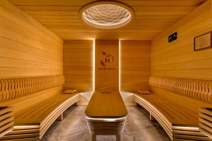 Bahçelievler'de otantik bir geleneksel Türk hamamı ve mermer göbek taşı üzerinde kese köpük masajı.