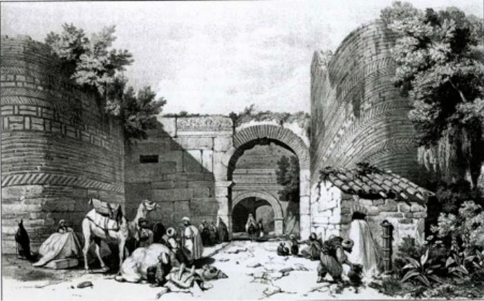 Bahçelievler'deki bir hamam sauna havuz kompleksinin mum ışıklarıyla aydınlatılmış huzurlu dinlenme alanı.