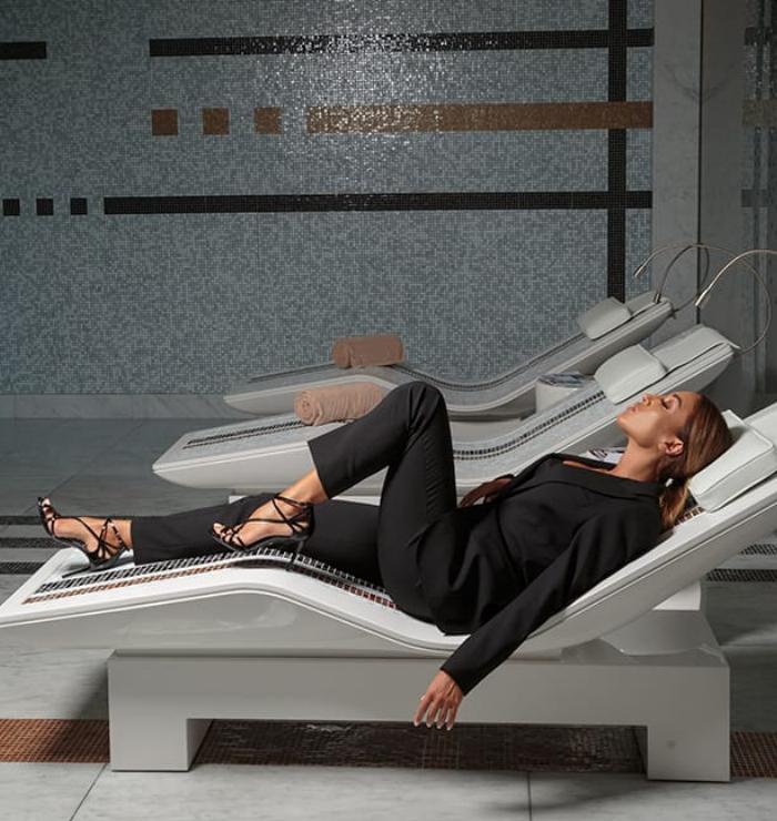 Bakırköy'deki bir spa ve sauna merkezinde rahatlama için hazırlanmış havlular ve aromaterapi yağları