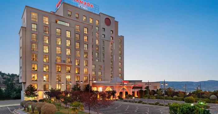 Batman'daki modern bir spa merkezinin kapalı yüzme havuzu, şezlonglar ve rahatlatıcı bir ortam