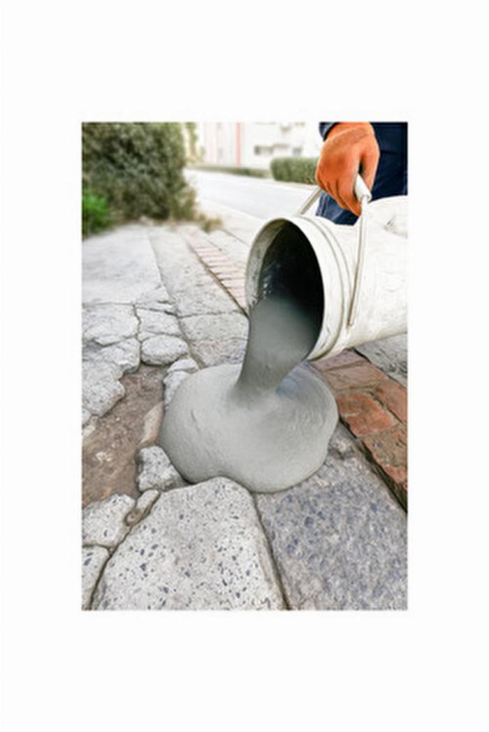 Yoğun buharla kaplı, mavi mozaik fayanslı bir buhar odasının iç görünümü ve atmosferi.