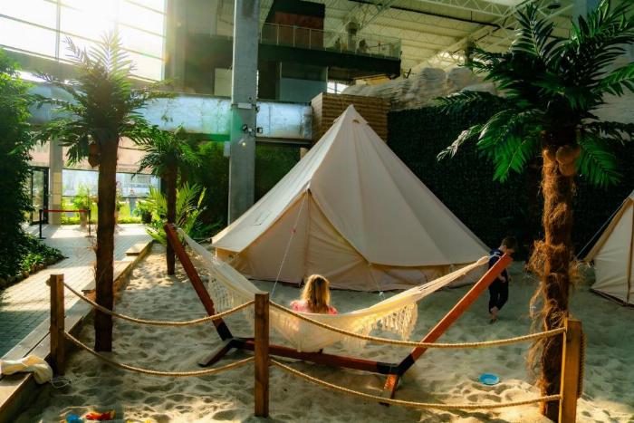 Bydgoszcz'daki modern bir sauna merkezinin ahşap ve sakin iç mekanı