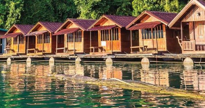 Çam Thermal Resort Hotel & Spa'nın çam ormanları içindeki görkemli dış cephesi ve doğal çevreyle uyumu.