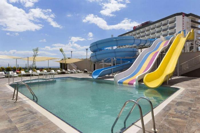 Ferhat Hamam & Sauna'nın modern ve rahatlatıcı ahşap iç tasarımlı sıcak saunası.