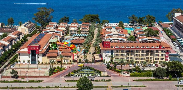 Crystal De Luxe Resort and Spa Kemer otelindeki modern ve konforlu bir standart odanın içi, düzenli yatak ve şık dekorasyon.