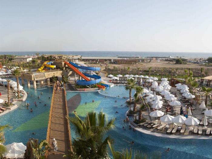 Side'de yer alan Crystal Palace Luxury Resort & Spa otelinin havuzları ve görkemli mimarisinin güncel fiyat seçenekleri ile görünümü.