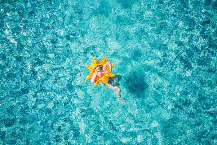 Crystal Sunset Luxury Resort & Spa Hotel'in huzurlu spa merkezinde dinlendirici bir masaj ve terapi ortamı