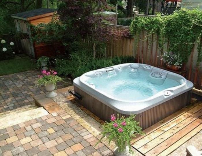 Bahçeniz için şık bir dış mekan fıçı sauna modeli ve kurulum maliyetleri hakkında bilgiler