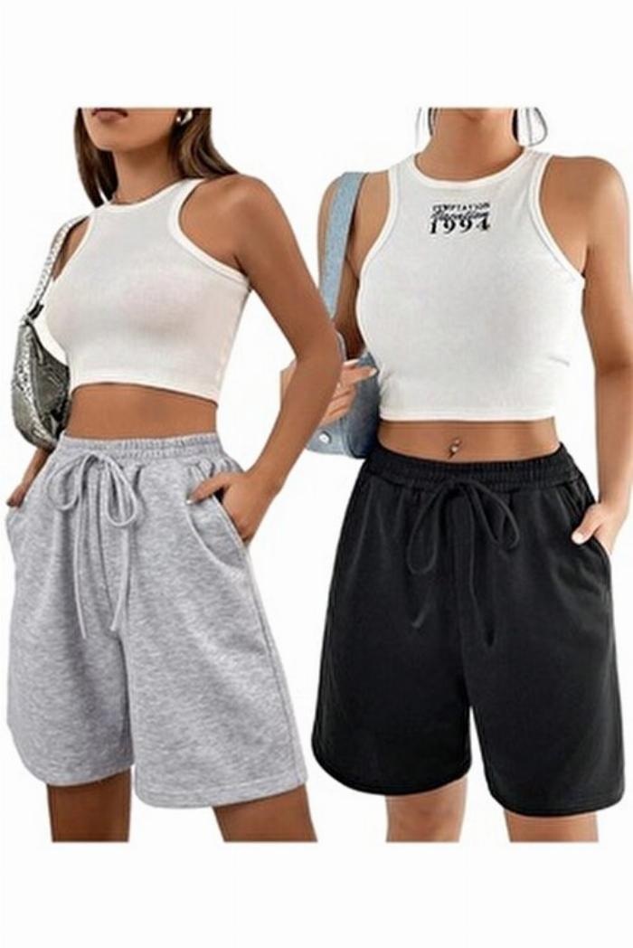 Kapıda ödemeli sauna eşofman seçimi yaparken beden ve malzeme kalitesine dikkat eden bir kadın.