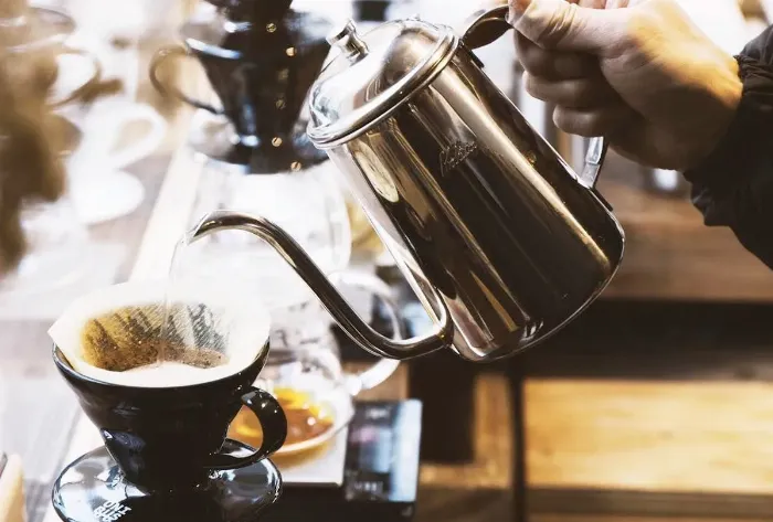 Doris Spa'nın modern ve teknolojik fitness merkezi salonunda spor yapan insanlar ve çeşitli ekipmanlar.