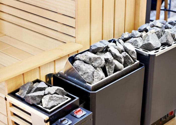 Sauna yapımı sırasında duvara monte edilen modern bir elektrikli sauna sobası