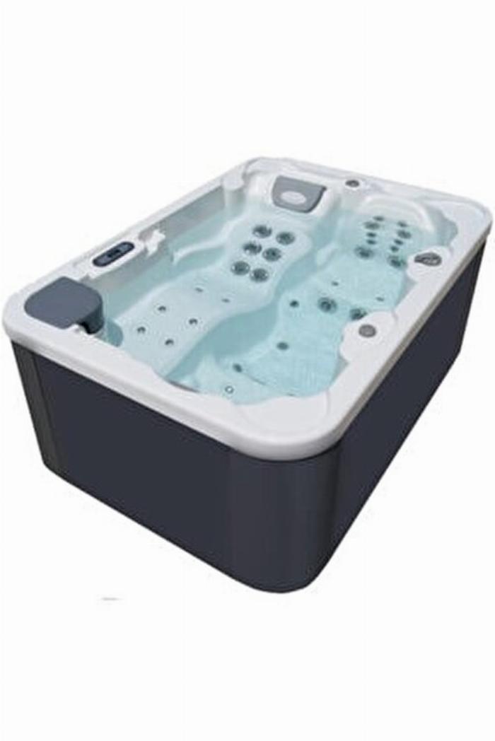 Modern bir apartman dairesine kurulmuş şık ve kompakt ev için mini sauna kabini