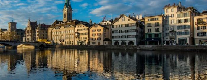 Aileler için uygun, geniş ve konforlu 4 kişilik bir kızılötesi sauna modeli