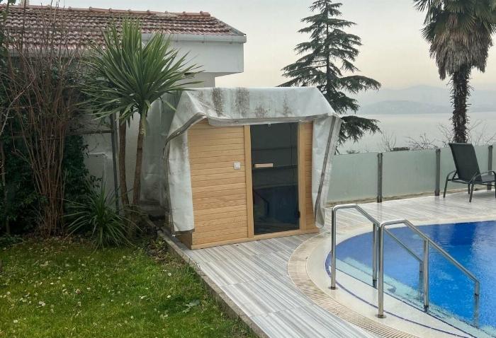 Farklı ahşap malzemelerden yapılmış ev tipi saunaların fiyat karşılaştırması ve estetik görünümü