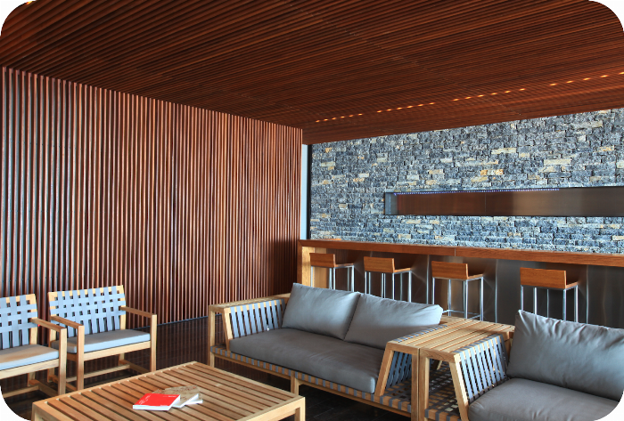 Farklı sauna ağacı türlerinin dokularını ve renklerini gösteren yüksek kaliteli ahşap panellerin detayı