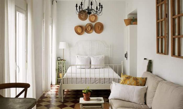 Finlandiya'da sakin bir göl kenarında bulunan geleneksel ahşap bir sauna kulübesi ve iskelesi.