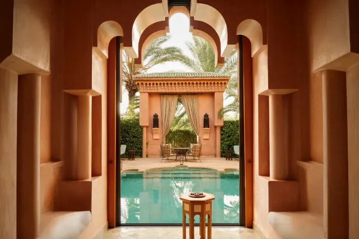 Garcia Resort and Spa otelinin konforlu ve modern dekore edilmiş, deniz manzaralı lüks süit odası.