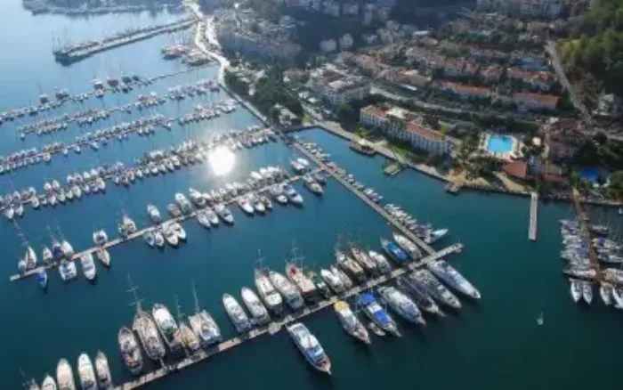 Gazelle Resort & Spa'nın sakin ve huzurlu bir masaj odası, masaj yatağı ve dekoratif unsurlar.