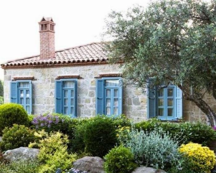 Gazelle Resort & Spa'yı çevreleyen ormanda sonbahar renkleri arasında yürüyüş yapan bir aile.