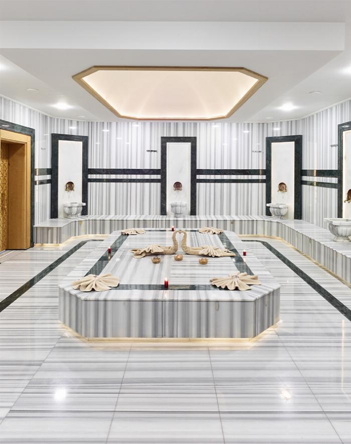 Gaziantep'te lüks bir sauna hamam ve spa merkezinin modern ve rahatlatıcı ahşap saunası