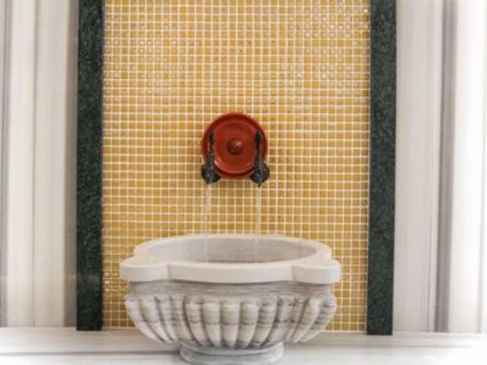 Antalya'da geleneksel bir sauna hamam deneyimi ve mermer göbektaşı detayı