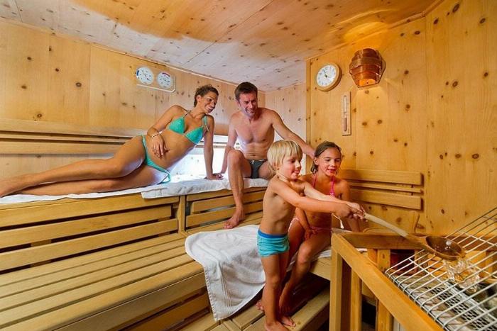 Geleneksel bir Fin saunasının içi, sıcak ahşap banklar ve ısıtıcı taşlar