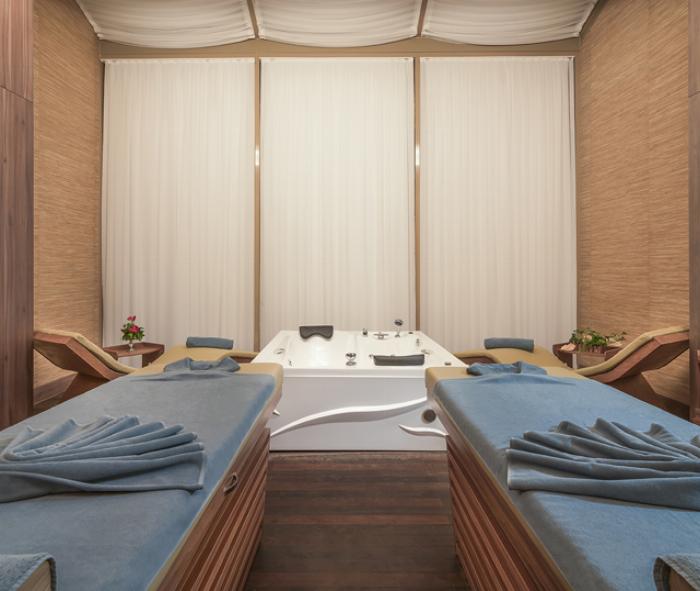 Yeni hamam sauna merkezinde bir uzman tarafından yapılan geleneksel kese ve aromaterapik köpük masajı uygulaması