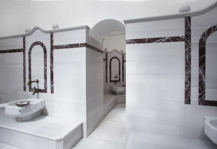 Geleneksel Türk hamamında göbek taşı üzerinde yapılan rahatlatıcı ve arındırıcı köpük masajı ritüeli.