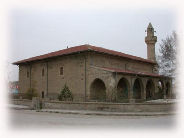 Geniş ve süslü bir Osmanlı hamamının merkezi, kubbeli tavan ve ortada mermer göbek taşı ile birlikte