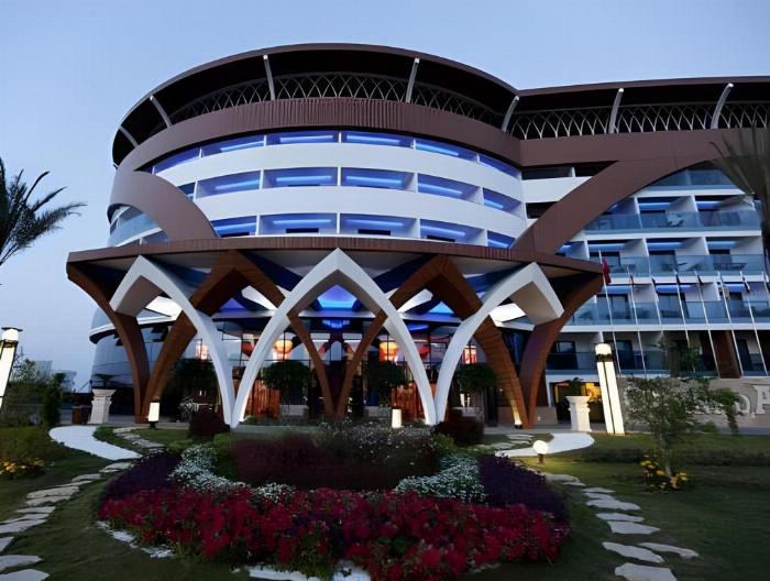 Granada Resort Spa otelinin etkileyici mimarisi ve geniş yüzme havuzları ile lüks bir tatil deneyimi