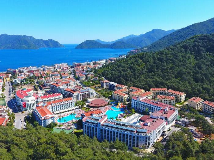 Green Nature Resort Spa Marmaris'in yemyeşil çam ormanları arasındaki muhteşem havuzları ve genel görünümü