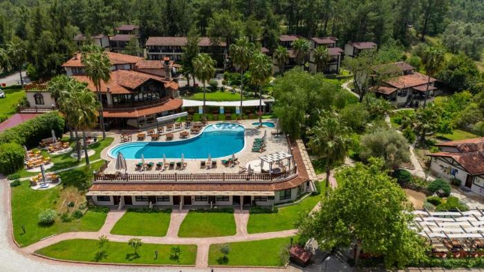 Green Nature Resort Spa otelinin sakin ve huzurlu spa merkezinde masaj yatakları ve loş bir aydınlatma