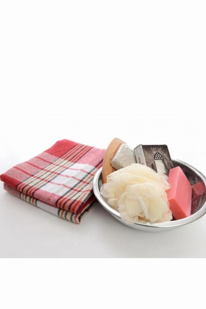 Hamam deneyimi için gerekli olan peştamal, kese, bakır hamam tası ve doğal sabun gibi malzemeler.