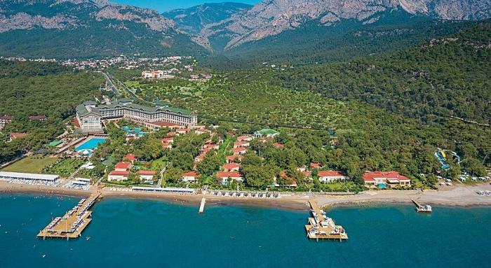 Heaven Beach Resort & Spa Antalya'nın A'la Carte restoranında sunulan gurme bir Akdeniz yemeği tabağı.