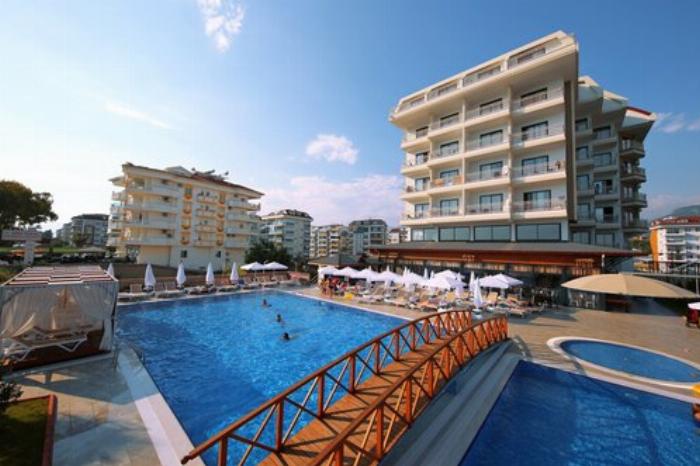 Hotel Side Sun Bella Resort & Spa'nın güneşli bir günde çekilmiş havuz ve su kaydırakları manzarası