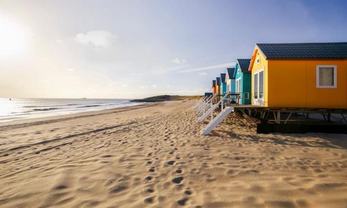 Doğanın içinde yer alan modern bir bungalovun özel saunasının iç görünümü