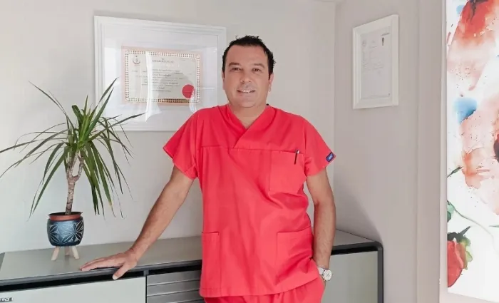 Bir kardiyoloji uzmanı, yüksek tansiyonu olan hastasına infrared sauna kullanımı hakkında güvenli tavsiyeler veriyor.